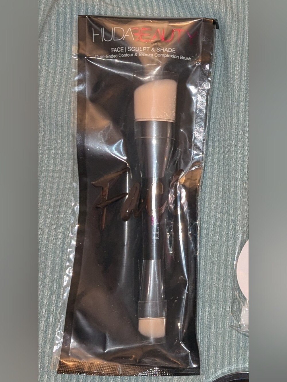 Huda Beauty Sculpt and Shape Brush